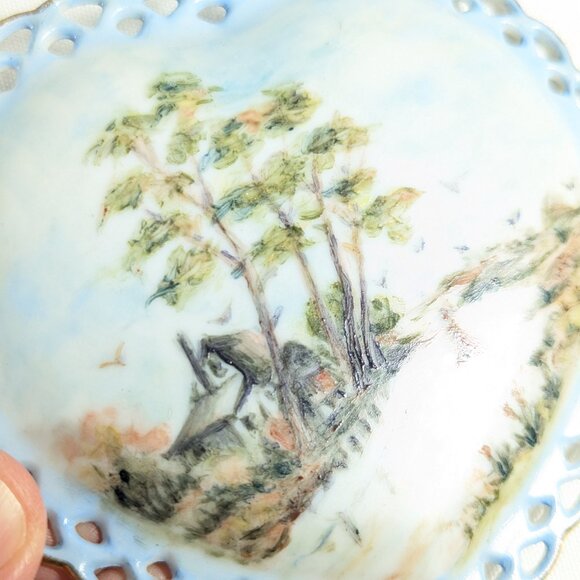 Heart shaped porcelain trinket box, hand painted pastoral scene on pierced lid - Picture 4 of 10